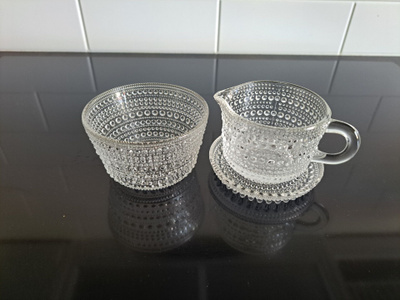 Kastehelmi sokerikko, kermakko ja aluslautanen