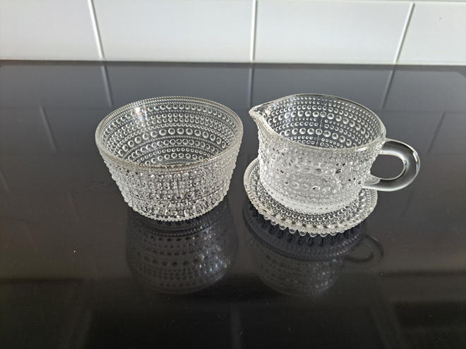 Kastehelmi sokerikko, kermakko ja aluslautanen