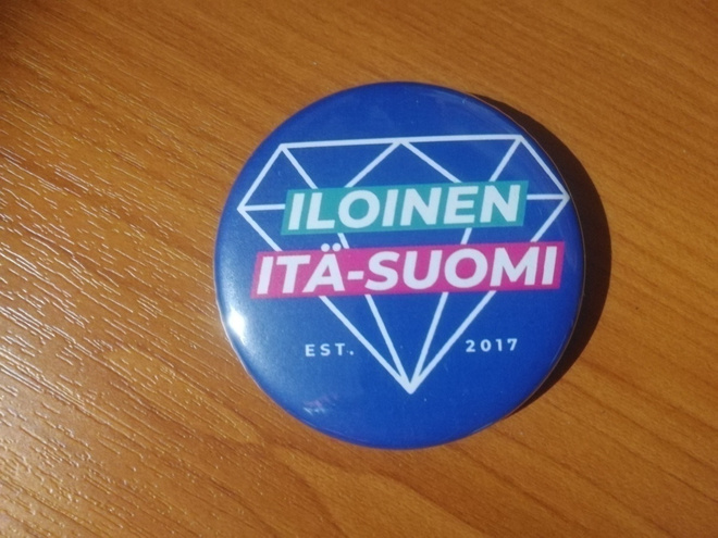 Iloinen itä-Suomi rintamerkki / pinssi