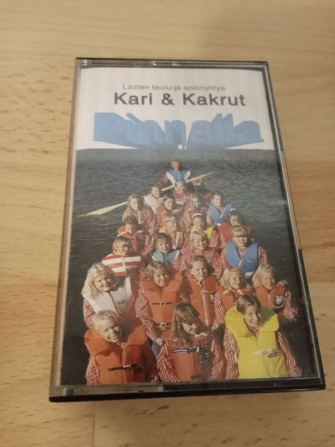 Kari ja kakrut pinnalla C-kasetti
