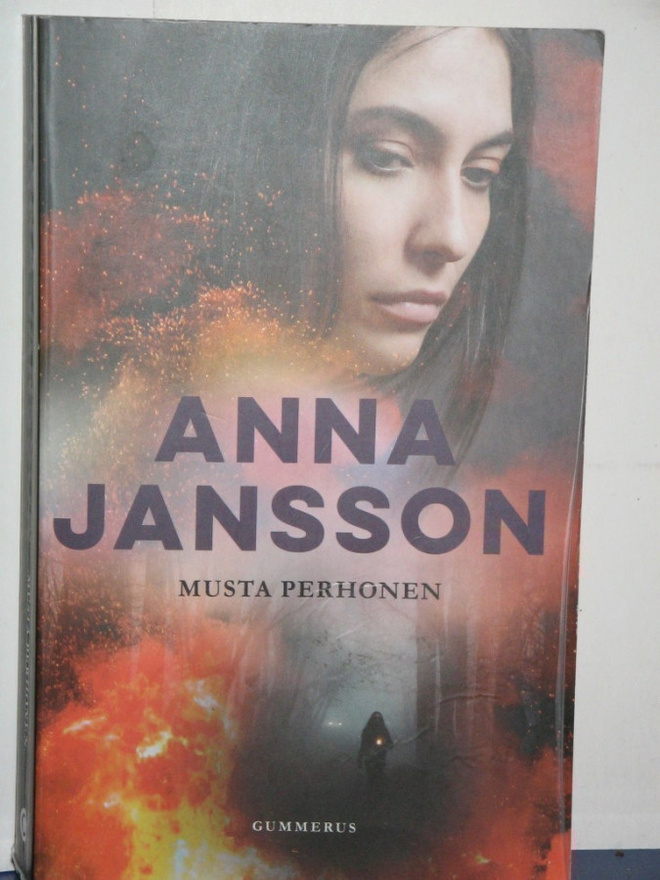 Anna Jansson : MUSTA PERHONEN