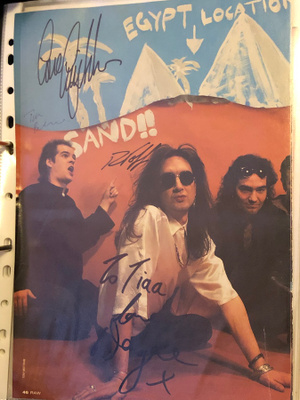 The Mission -yhtyeen nimikirjoitukset lehtikuvassa