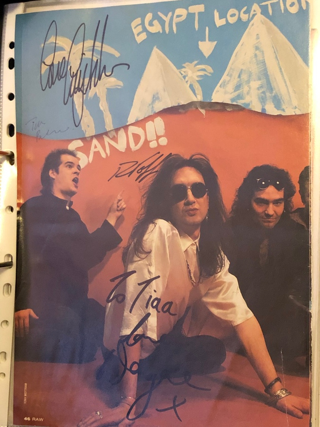The Mission -yhtyeen nimikirjoitukset lehtikuvassa