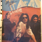 The Mission -yhtyeen nimikirjoitukset lehtikuvassa - pikkukuva 1