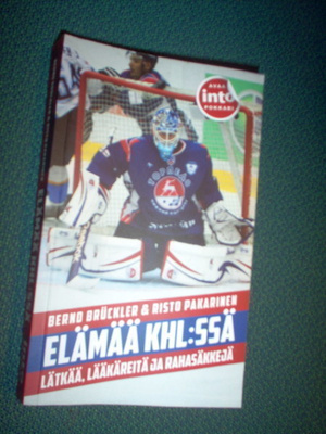 Bruckler, Pakarinen: ELÄMÄÄ KHL:SSÄ (2015) Sis.postikulut