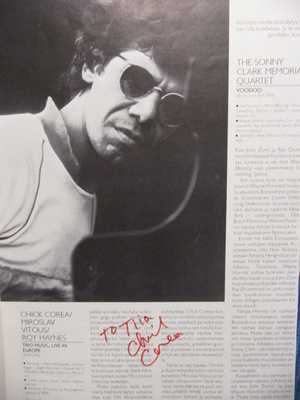 Chick Corea nimikirjoitus musalehden sivulla