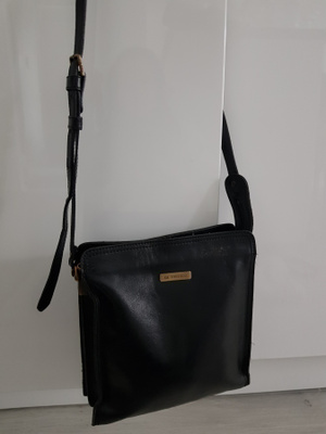 Three Bags musta Olkalaukku / Nahkalaukku / Laukku nahkaa
