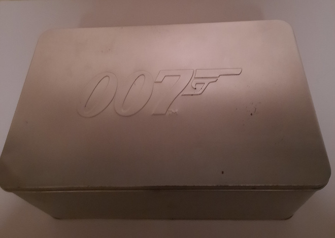 Valitse 20 James Bond leffaa metallilaatikkon