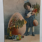 Lapsi ja monenkokoisia Pääsiäismunia, kukkia, p. 1925 - pikkukuva 1