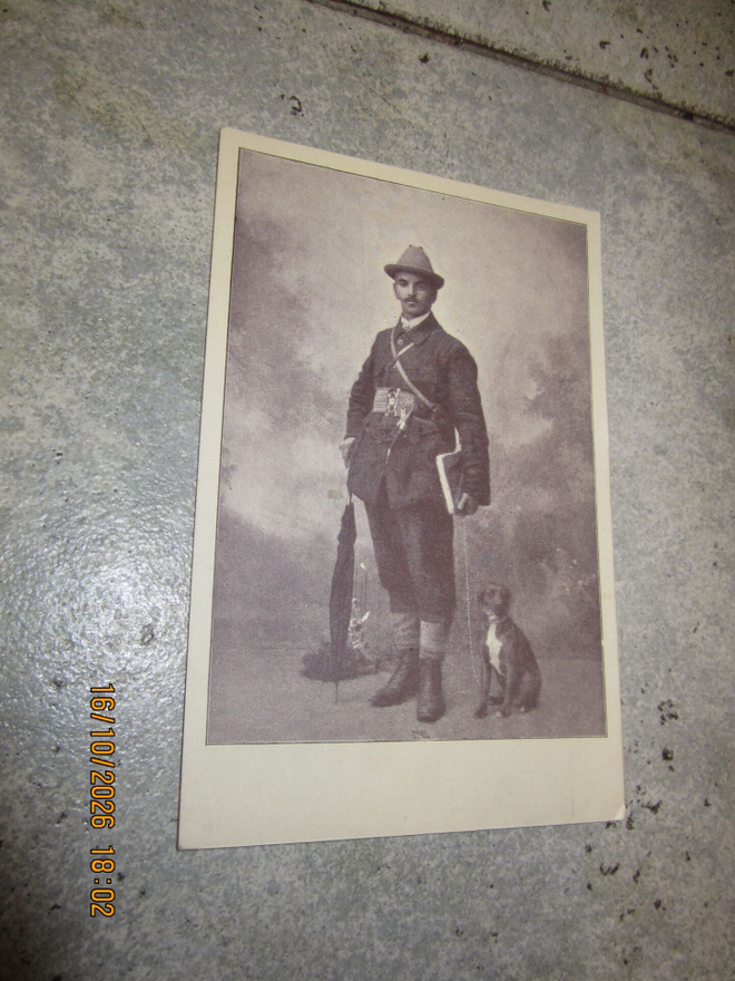 Valokuvapostikortti 1908: Maailmanympärikävelijä ja koira