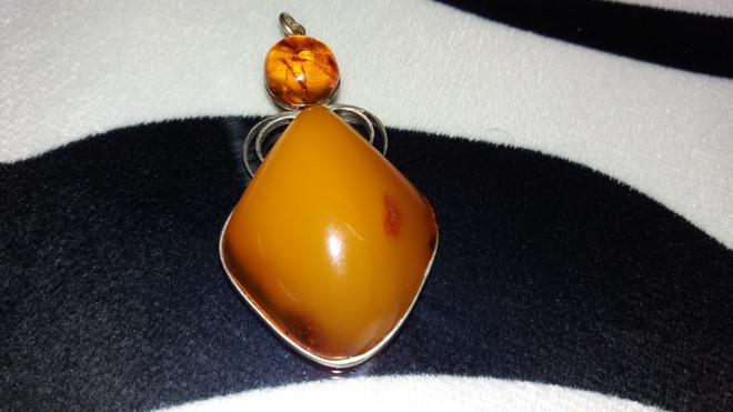 Iso Meripihka riipus honey agge Amber