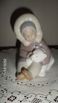 IHASTUTTAVA ESKIMO TYTTÖ AITO LLARDO FIGUURI LEIMALLA