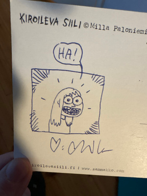 Kiroileva siili postikortti nimmarilla ja piirroksella