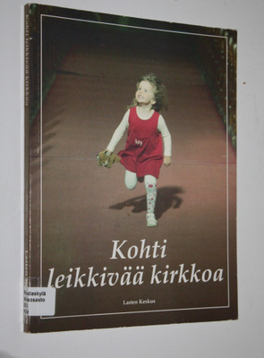 Kalevi (toim.) Virtanen : Kohti leikkivää kirkkoa