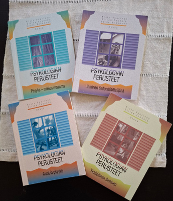 Neljä psykologian oppikirjaa v. 2001-2003