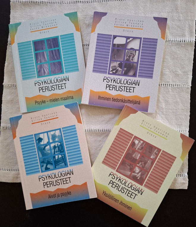 Neljä psykologian oppikirjaa v. 2001-2003