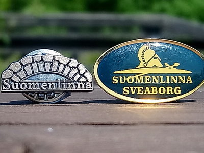 Suomenlinna 2 pinssiä. Halkaisija - 24 ja 18 mm.