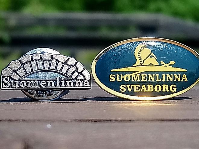 Suomenlinna 2 pinssiä. Halkaisija - 24 ja 18 mm.