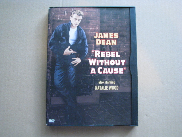 NUORI KAPINALLINEN ( James Dean )