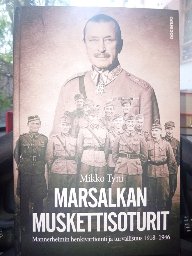 Tyni : Marsalkan muskettisoturit  ( SIS POSTIKULU  )