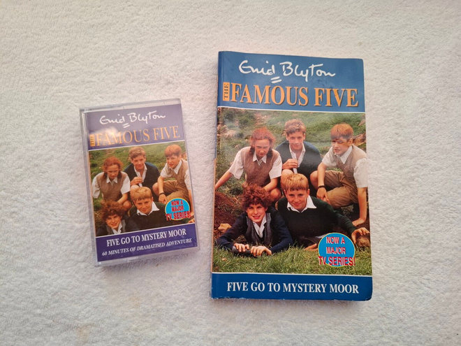 THE FAMOUS FIVE CASSETTE AND BOOK - GO TO MYSTERY MOOR