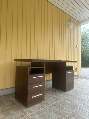 TOIMISTOSETTI : 2 työpöytää, 1 hylly, 2 toimistotuolia