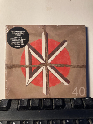 DEAD KENNEDYS: DK 40, CD x 3, muoveissa
