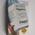 Tony Hsieh : Delivering happiness : a path to profits, pa... - pikkukuva 1