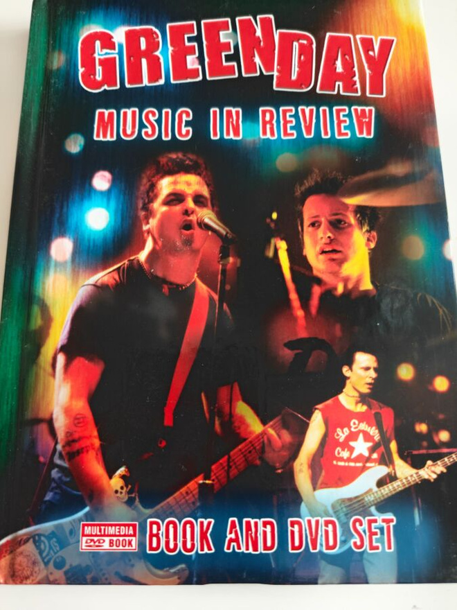 Green Day music in review (kirja/DVD)