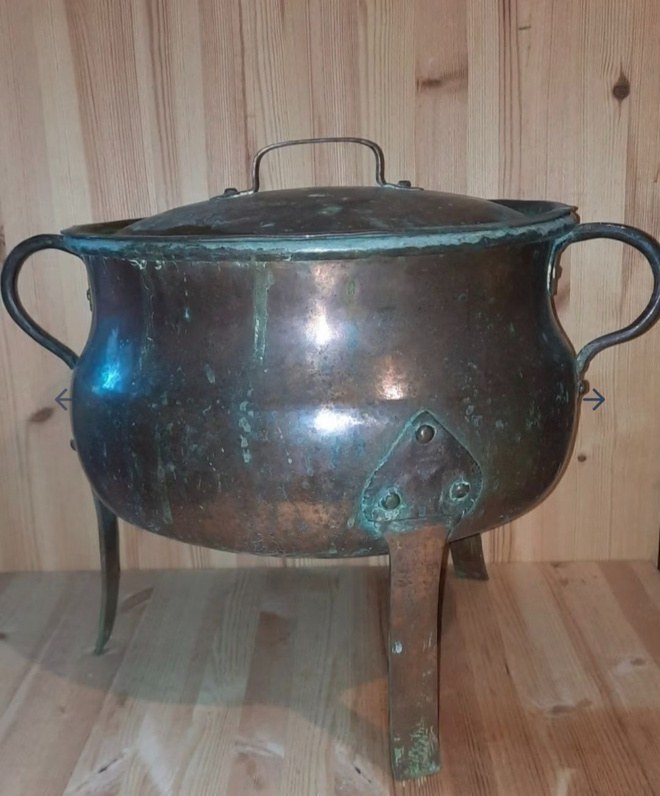 1800-luvun iso kannellinen kolmijalka kuparipata