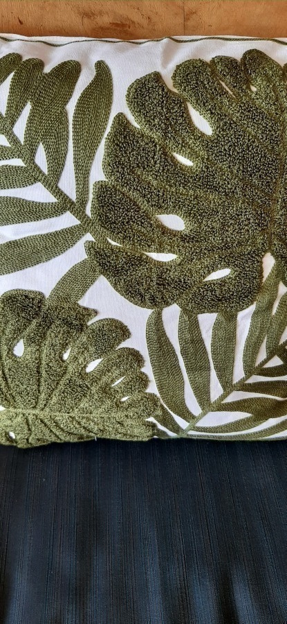 Kirjailtu koristetyynynpäällinen 45  × 45 cm