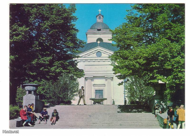 HÄMEENLINNA: KIRKKOPUISTON PORTAAT JA KIRKKO
