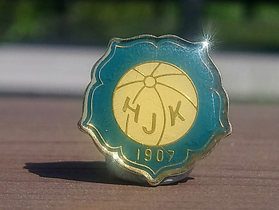 HJK Pinssi 90 Luvulta. Halkaisija - 17 mm. Hyväkuntoinen.