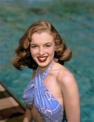 MARILYN MONROE - Nuori tyttö kesätoppi yllään - valokuva