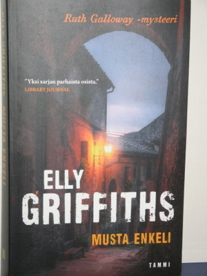 Elly Griffiths : MUSTA ENKELI