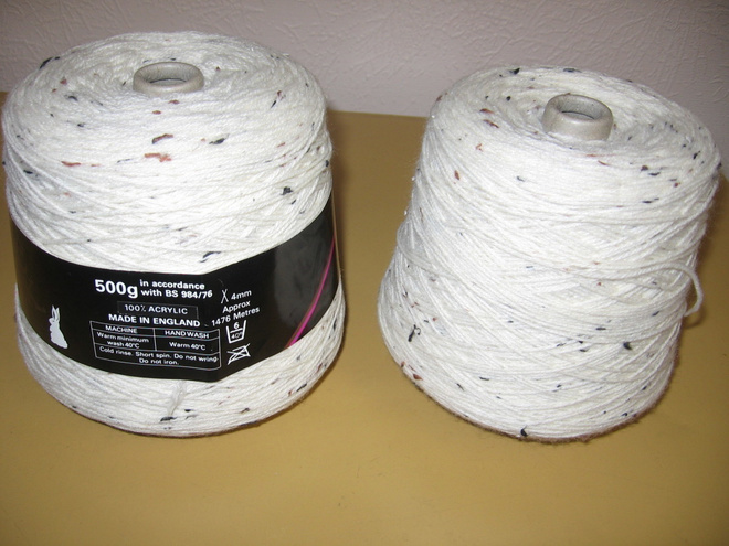 1 kg beessiä neulelankaa