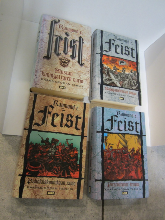 Raymond E. Feist : Käärmesodan taru 1-4 ; Mustan kuningattar