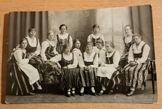 kansallispukuiset neitoset, kulkematon, viivaton