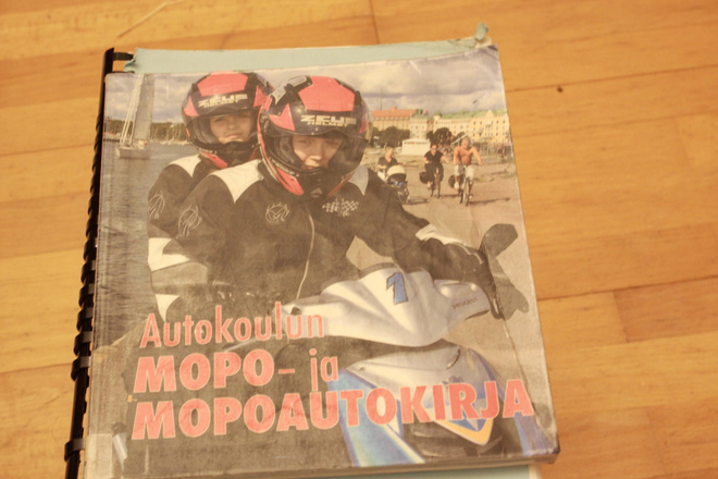 AUTOKOULUN MOPO- JA MOPOAUTOKIRJA A4