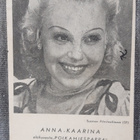 Vanha näyttelijä Anna-Kaarina kortti, elokuva Poikamiespappa - pikkukuva 1