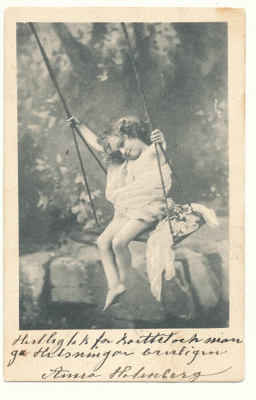 Tyttönen keinussa - Carte Postale, kulk. 1902