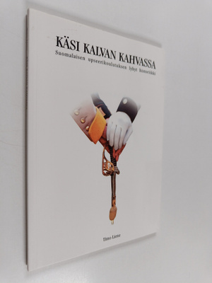 Timo Liene : Käsi kalvan kahvassa : suomalaisen upseeriko...