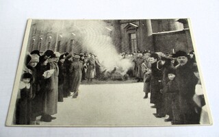 Vapaus 13nro; Keisarin vaakuna poltetaan 1917 *