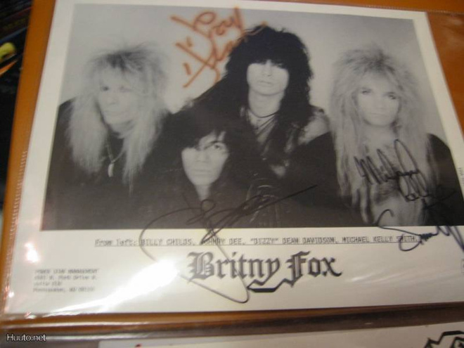 BRITNY FOX B/W PROMOKUVA KOLMEN JÄSENEN NIMMAREILLA