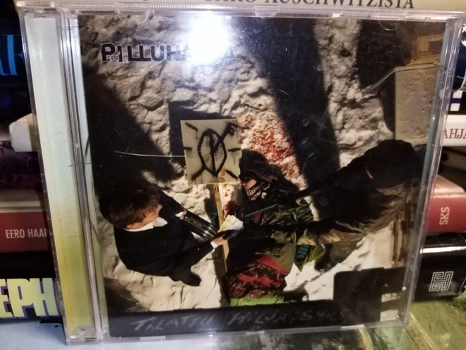 CD PILLUHARJA :  TILATTU HILJAISUUS ( SIS POSTIKULU )