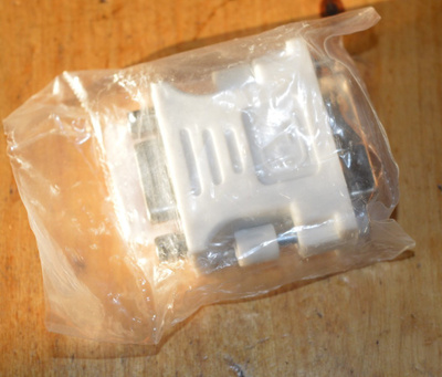Uusi DVI to VGA adapteri