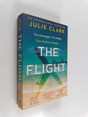 Julie Clark : The flight