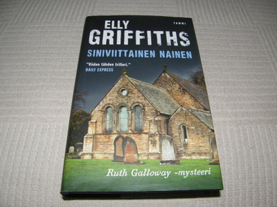 Elly Griffiths Siniviittainen nainen -sid