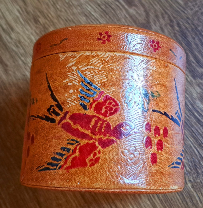 Nahkapäällysteinen Sylinterirasia