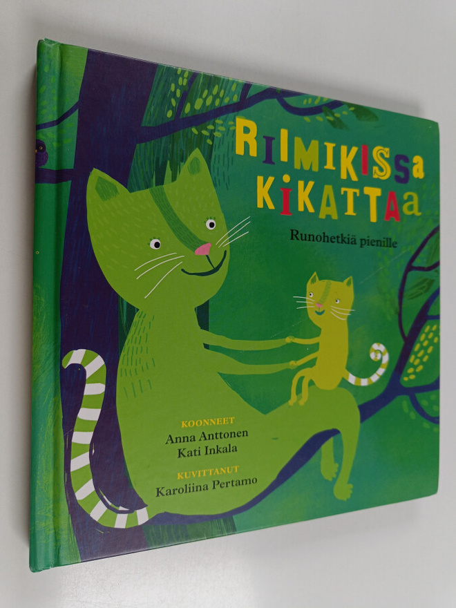 Riimikissa kikattaa : runohetkiä pienille